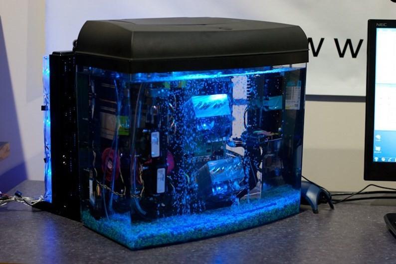 Resfriamento por submersão No resfriamento por submersão é possível deixar deixá-lo dentro de um aquário cheio de óleo.