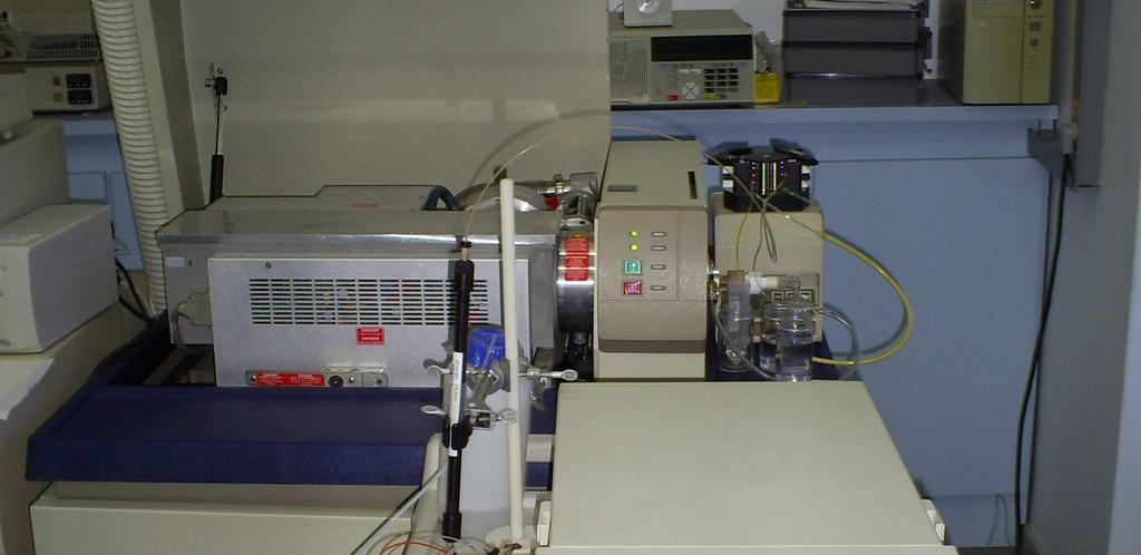 alça de amostragem de 500 µl (PEEK), précoluna (Metrosep RP Guard) e uma coluna de troca aniônica (Metrosep A Supp 1, Metrohm, Suíça).