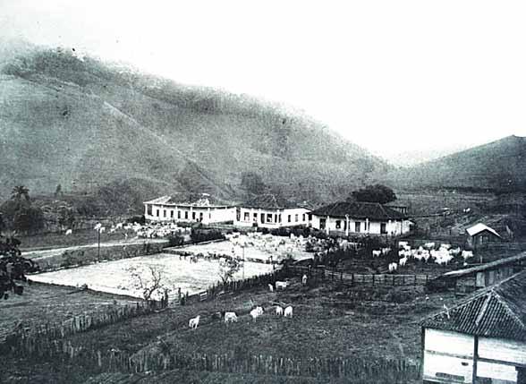 histórico A Fazenda Itaoca pertenceu a Antônio Clemente Pinto, 1º barão de Nova Friburgo, que completou a sede em estilo palacete pouco antes de morrer, em 1860.