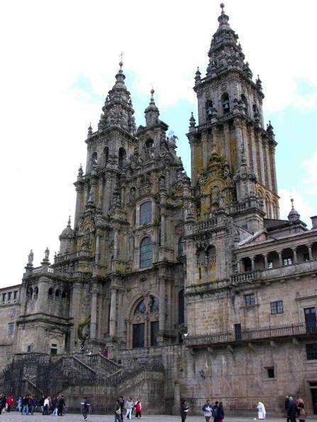 Catedral de Santiago de Compostela As paredes ondulantes, côncavas e convexas adequam-se aos desenhos sinuosos