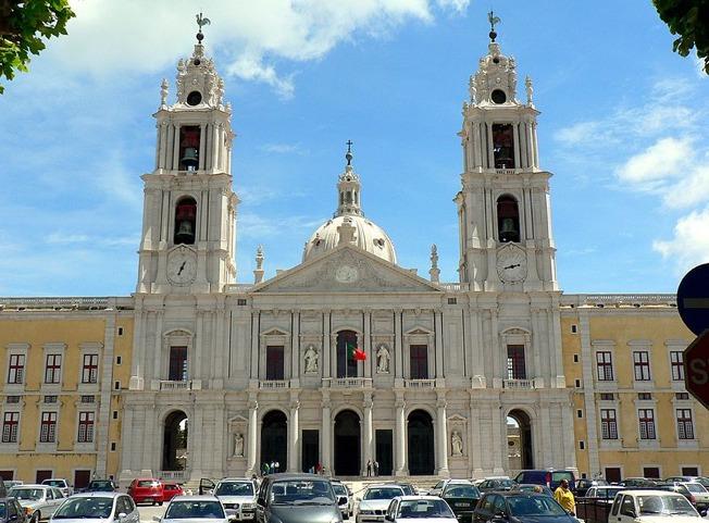 Fachada do Convento de Mafra A arquitetura civil restringiu-se à construção de palácios