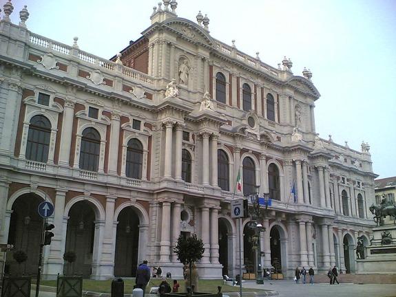 A fachada era simbolicamente a parte mais importante do palácio. Pilastras colossais ligavam o rés-do-chão aos outros pisos.