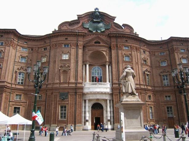 As frontarias ordenavam-se geometricamente em U como no palácio de Barberini ou em formas