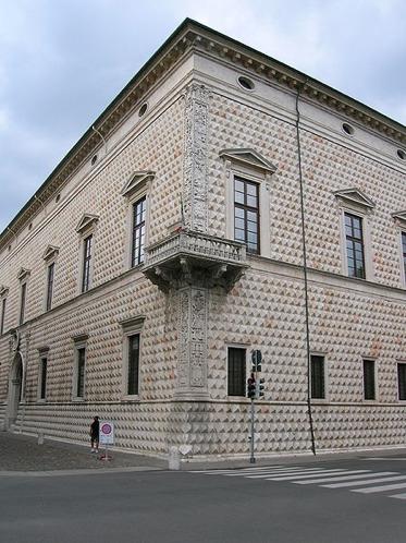 Palácio do Diamante Ferrara Interiormente o piano nobile tinha, geralmente ao centro um grande salão de festas.