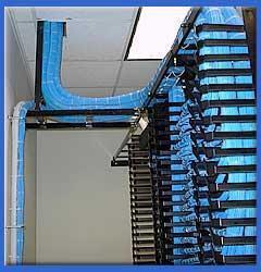 Sala de Telecomunicações Para projetar uma sala de telecomunicações utilize as recomendações da ANSI/TIA 569 Altura mínima de 2,6 metros do teto ao piso (acabado) Portas