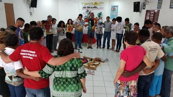 Na Comunidade: Partilhamos; comungamos; somos pais, mães e filhos; ouvimos a Palavra; encontramos as pessoas; aprendemos a