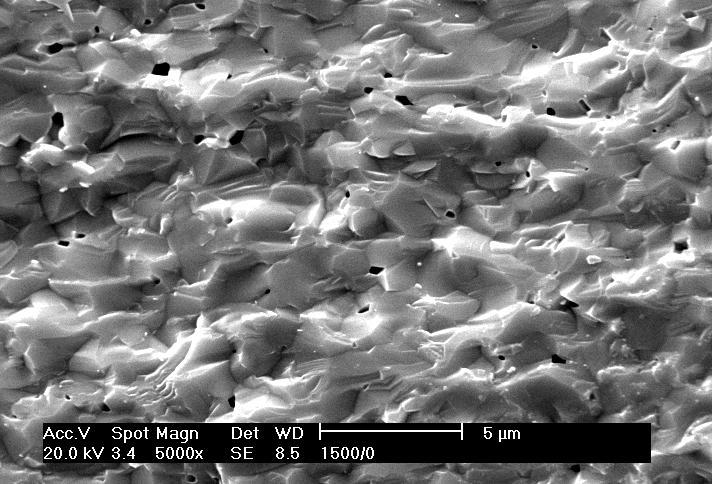 Figura 18: Micrografia obtida em microscópio eletrônico de varredura para amostra SDC1 fraturada e sinterizada em duas etapas (TSS) a T 1 = 1500 ºC / 0 h.