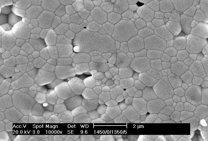 a b Figura 21: Micrografias obtidas em microscópio eletrônico de varredura de amostras SDC1 sinterizadas pelo processo TSS na temperatura T 1 =1450 ºC / 0 h em diferentes temperaturas T 2 : a) 1350
