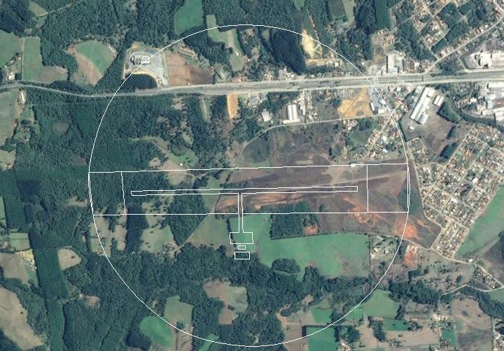 3. Aeroporto atual do município de Mafra O município de Mafra conta hoje com um aeroporto cadastrado, localizado próximo à rodovia BR-116, contudo o local já teve uma de suas cabeceiras tomada pela