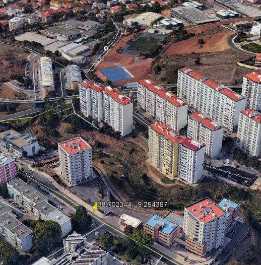 garagem no piso menos um e uma arrecadação no piso menos dois, designadas com a letra da fracção, com área bruta privativa de 143,30m2, área bruta dependente de 84,00m2, sito na Estrada de Paço de