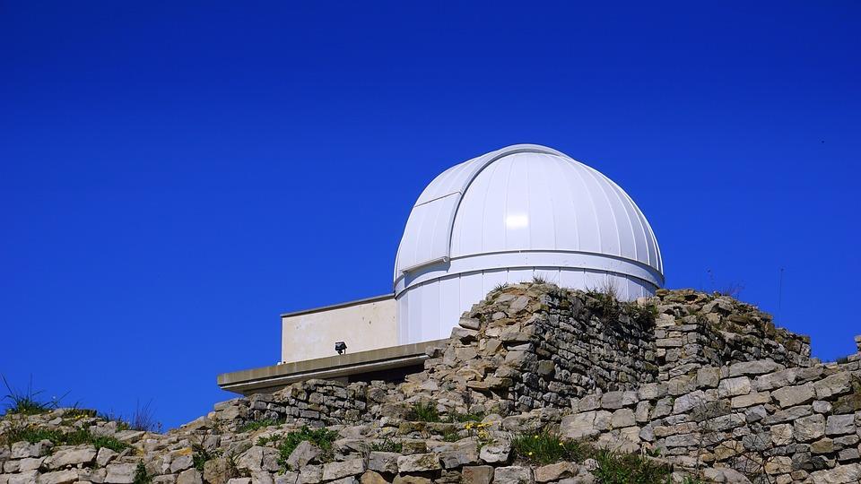 Um observatório é um lugar usado para