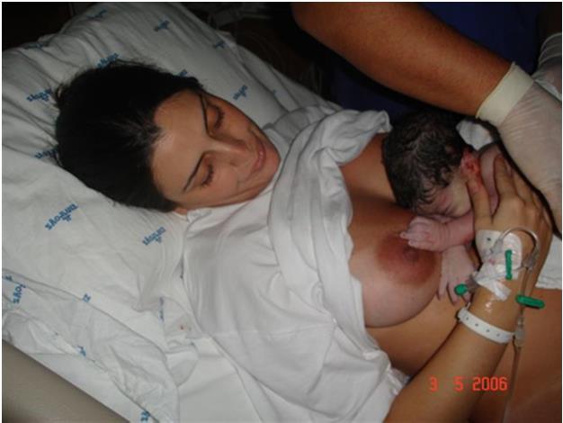 O bebê nasce espontaneamente, em posição cefálica de vértice, entre 37 e 42 semanas completas de