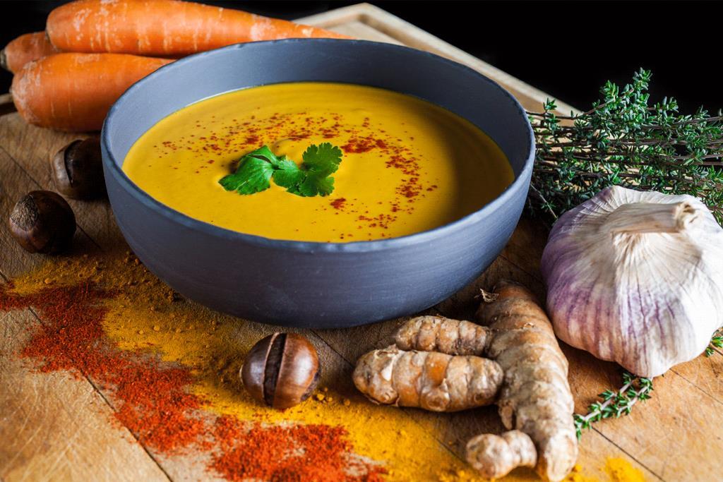 Uma deliciosa SOPA DE CENOURA COM CURCUMA E GENGIBRE: 500g de Cenoura ralada 3 c. de sopa de Azeite 1 Cebola pequena, picada 3 dentes de Alho, picados 1 pedaço Gengibre (apróx. 1 cm), ralado 1 L.