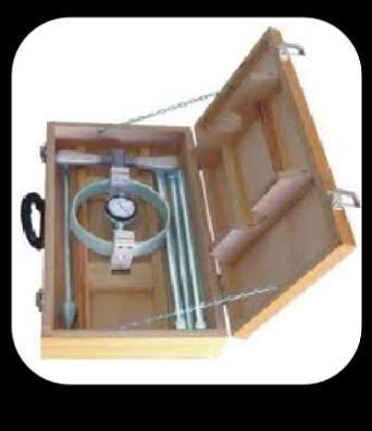 Acompanha o permeâmetro: o painel de madeira com dois tubos de vidro, graduados em mm, para medição das cargas hidráulicas; reservatório de água, com entrada para alimentação de água, uma saída de