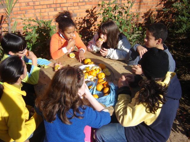 Mesa em uso, hora do lanche,