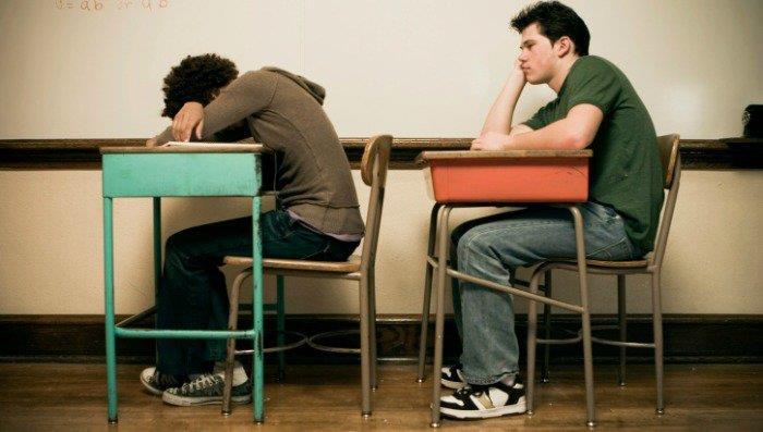 Os adolescentes são biologicamente programados para dormir tarde e acordar tarde, mas porque os horários escolares