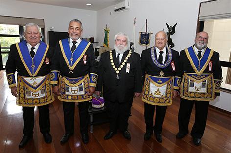 Comendador, que fez questão de adentrar ao Templo, de mãos dadas com o Sereníssimo Grão-Mestre da GLMERJ, como uma expressiva demonstração de respeito, carinho e união, que reinam entre essas duas