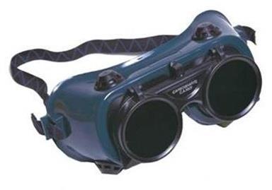 Proteção dos olhos do usuário contra impactos de partículas volantes multidirecionais e luminosidade intensa frontal, no caso dos visores cinza e verde.