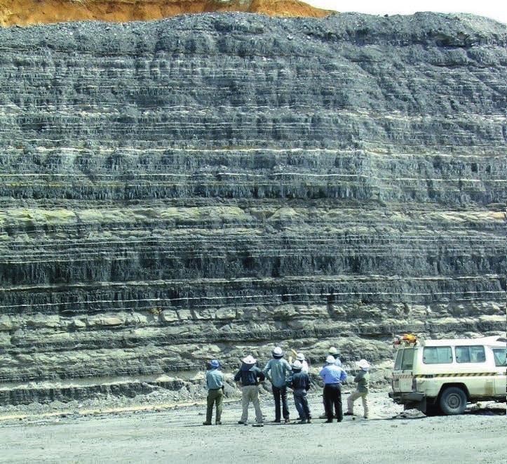 Desde a abertura da mina, ocorre a exploração de carvão e material intercalado, através de trator de esteira planificador equipado com ripper e carregadora sobre rodas.
