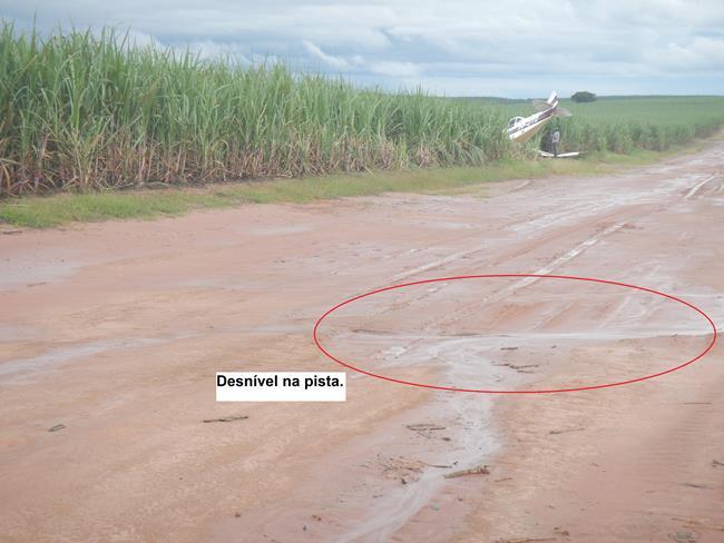 Figura 2 - Vista do desnível na pista. Durante a Ação Inicial, foi verificado que as folhagens do canavial que margeavam a pista pelo lado esquerdo apresentavam marcas de impacto.