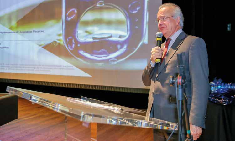 Entraves da PNRS E m novembro, o presidente executivo da Abralatas, Renault Castro, participou de dois importantes seminários sobre Logística Reversa realizados em Curitiba (PR) e em Salvador (BA),