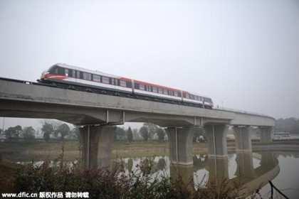 Na COPPE/UFRJ foi desenvolvida a primeira linha experimental de cerca de 200 metros do trem urbano com tecnologia de levitação magnética por supercondutividade (SML), o MAGLEV-COBRA, que foi