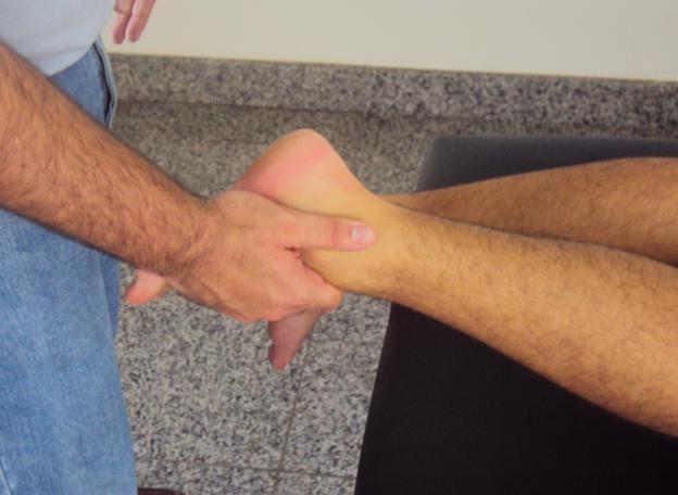 A técnica se realiza com o Osteopata fazendo rotação externa do quadril do paciente (para alinhar a articulação perpendicularmente ao solo) e faz thrust na direção do solo, como num movimento de