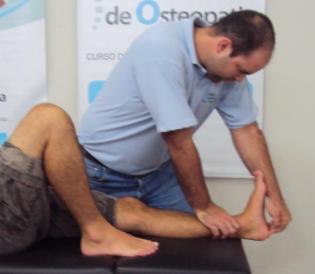 11.3 Técnica neuromuscular para fáscia plantar superficial Paciente em decúbito dorsal Osteopata em pé, à altura do joelho do paciente, faz contato com a mão superior na região distal da tíbia do