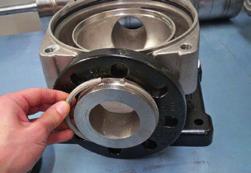 Puxe os flanges para