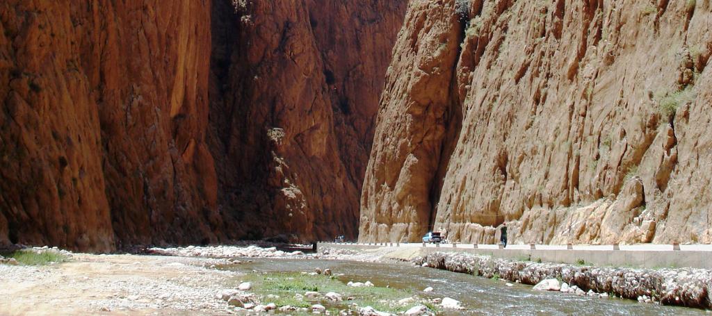 Gargantas do Todra - Local fascinante pela sua imponência com paredes de mais 300 metros de altura.