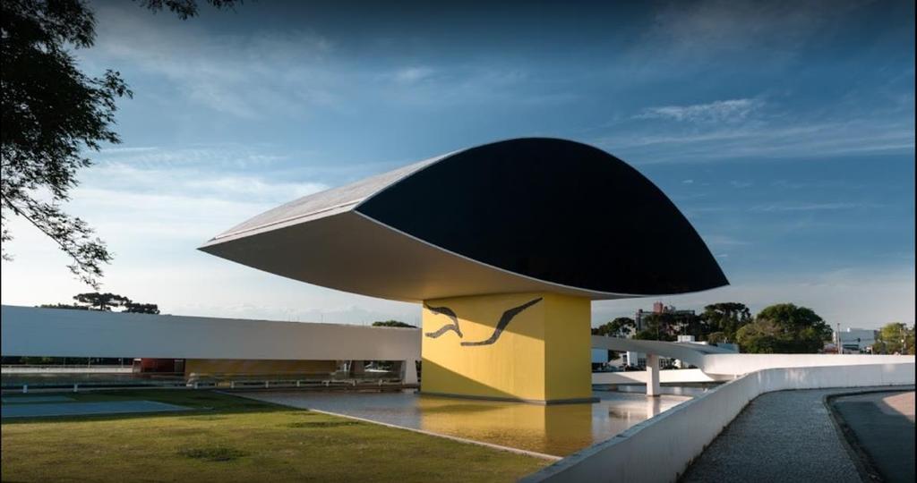 3.3 - Museu Oscar Niemeyer: foi inaugurado em 2002, sendo o projeto de autoria do conhecido arquiteto brasileiro que leva seu nome.