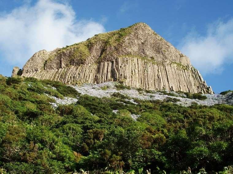 Intemperismo químico Reações químicas que desmantelam o arranjo original dos minerais dos