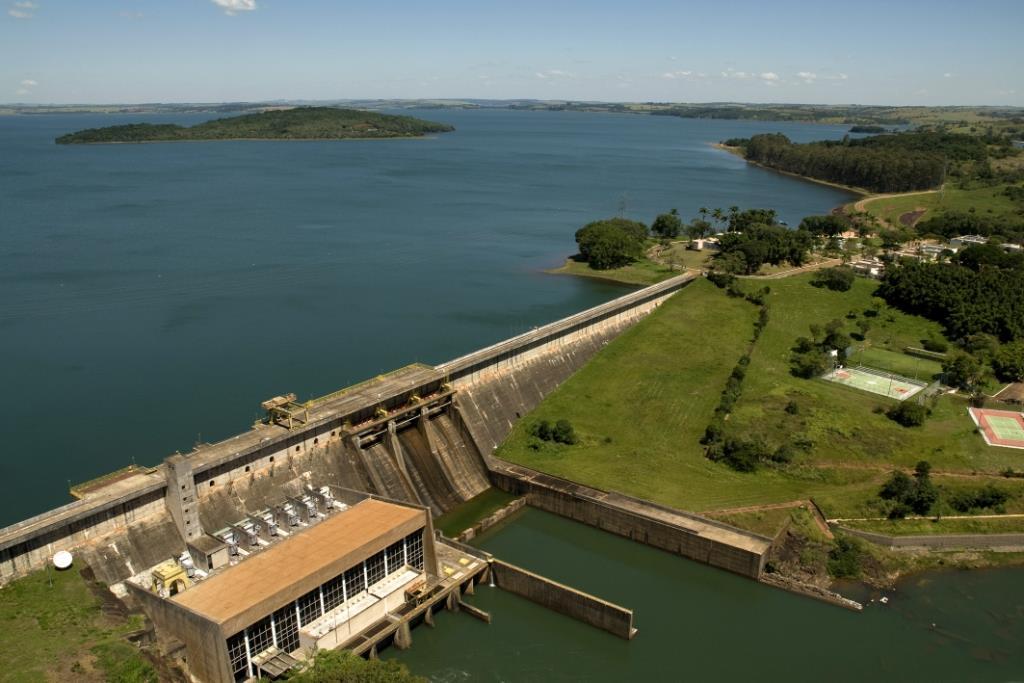 RE-INSTRUMENTAÇÃO DA BARRAGEM DE JURUMIRIM A UHE Jurumirim após 42 anos em operação, fazia-se importante se proceder à re-instrumentação das estruturas de barramento A barragem de concreto possui 484