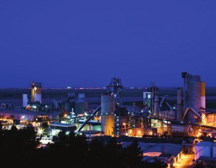 QUEM SOMOS A Cimpor, uma empresa InterCement, é uma das dez maiores produtoras internacionais de cimento, e que por meio da sua estrutura comercializa cimento, cal hidráulica, betão pronto, agregados