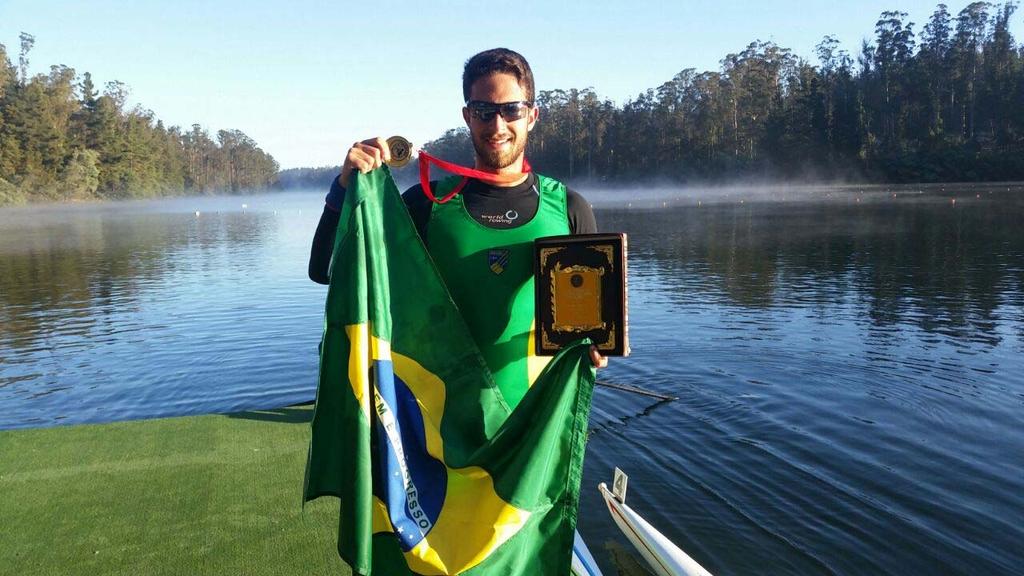 Lucas Verthein com a medalha de