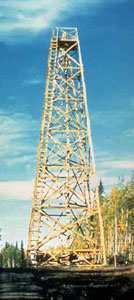 Torre geodésica, que alcançava até 38 m, utilizada em triangulações para realizar visadas mais longas. Figura 1.6 - Torre Bilby. Fonte: < http:// www.geod.rncan.gc.ca/index_e/geodesy_e/ > 13 1.