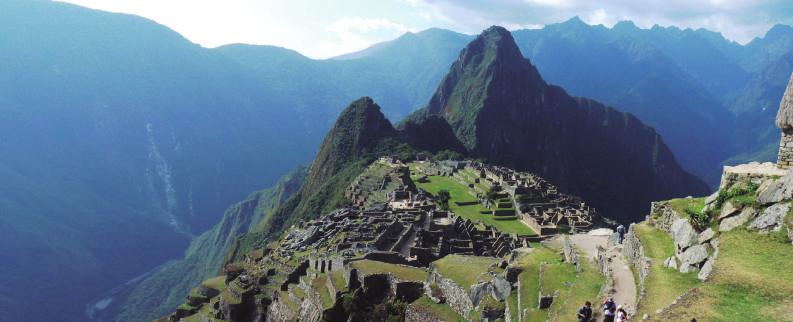Machu Picchu: Machu Picchu é uma cidade inca rodeada de templos, terraços e canais de água, construída no topo de uma montanha.