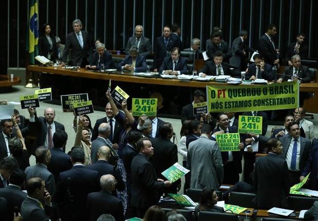 Estadão, 11 de outubro de 2016 PEC 241: Dose de 'remédio' provoca divergência Economistas dizem não ter dúvidas sobre a necessidade de conter gastos públicos, mas PEC do Teto enfrenta desconfianças