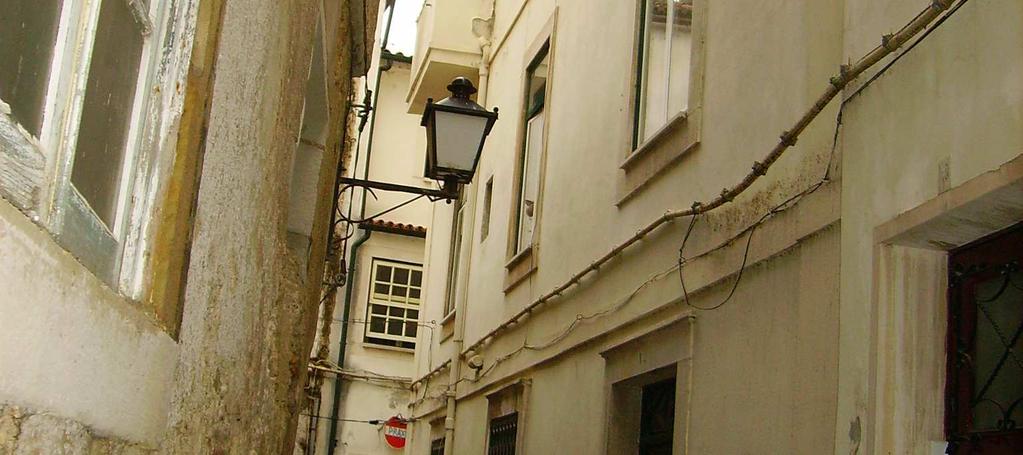 O edifício tem fachadas viradas para as escadas do Beco da Carqueja e para a Rua O imóvel não tem pormenores notáveis, vale essencialmente pelo seu conjunto arquitectónico, justificado pelos