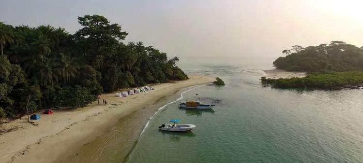 A Guiné Bissau fica localizada em África, sendo uma boa parte do seu território banhado pelo Oceano Atlântico.