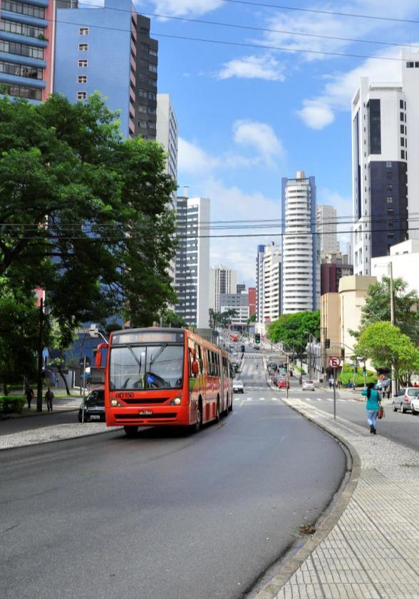 Exemplos Curitiba: integração uso do solo e transporte Principais medidas de controle do uso do solo e relação com a mobilidade: Rigor na aplicação das leis de