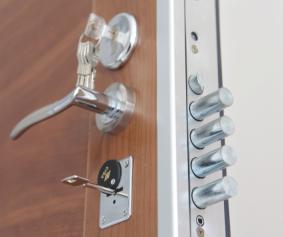 Fechaduras As fechaduras que compõem a porta são da italiana Cisa, reconhecida no mercado europeu como a