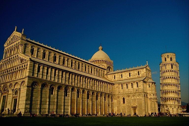 Conjunto da catedral de Pisa Durante a Idade Média, os construtores italianos erguiam a igreja, o campanário e o batistério como edifícios separados.