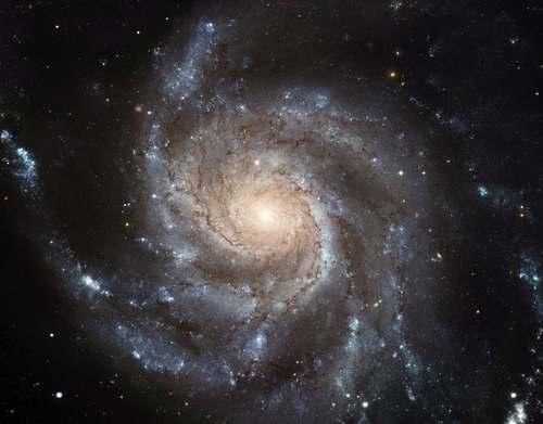 A galáxia espiral M101. Esta é uma galáxia parecida com a Via Láctea. Nos seus braços espirais, novas gerações de estrelas estão sendo formadas.
