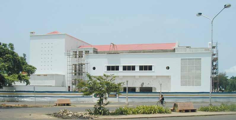 A expansão da actividade da MSF para São Tomé e Príncipe ocorreu em 2000, tendo iniciado em Agosto desse ano duas empreitadas, nomeadamente a reabilitação do Cinema Manuel da Veiga, na cidade de S.