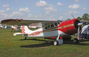 Este Cessna 196 estava na área reservada aos clássicos e atraía a atenção pela sua hélice tripá e a grande carenagem do motor radial.