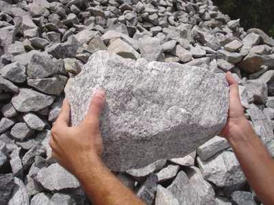 "# Matacão Material pétreo de dimensões superiores a 250 mm, podendo ser chamado de bloco de rocha quando obtido