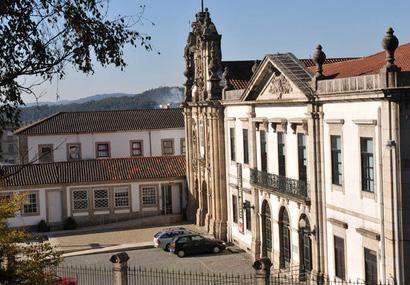 inscrição). Castelo;. Praça dos Duques de Bragança;.