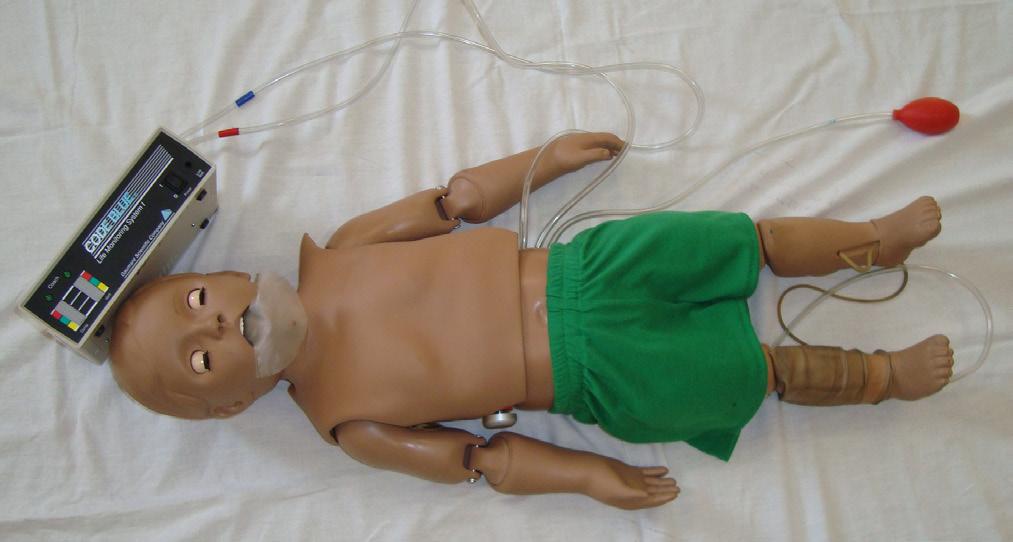 7 - One year CPR and Trauma Care Simulator Função: treinamento das manobras de RCP infantil. Características: Manequim com cabeça e mandíbula articuladas, com dentes e língua.