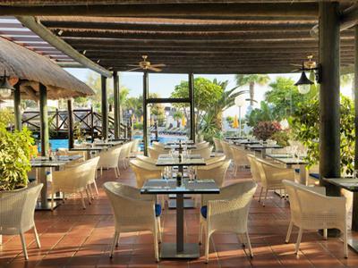 KASBAH La Geria: um agradável bar restaurante situado junto à piscina, com serviço de pequenos almoços tardios e almoços.